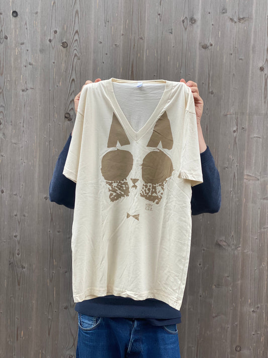 Brown Cat – Vintage White V-Neck T-Shirt